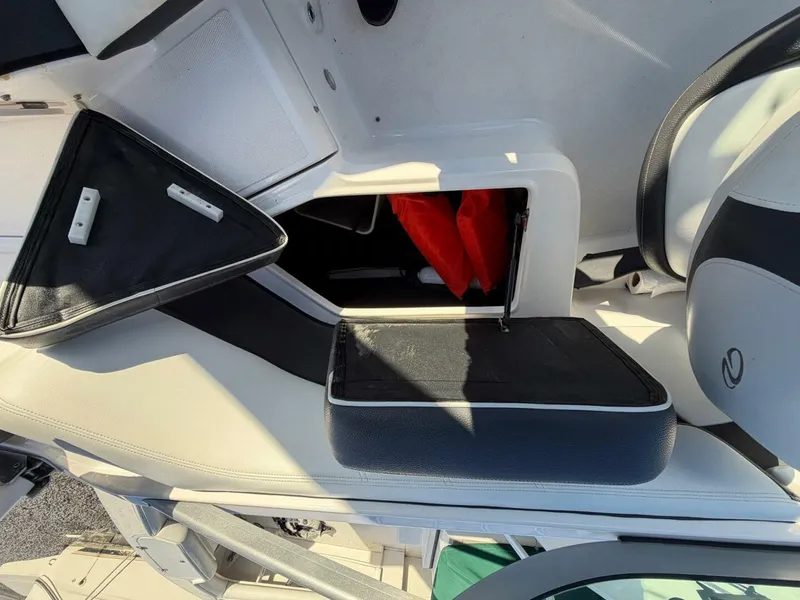 Slide: The Image of Regal 2000 ES Bowrider 2016 - 15