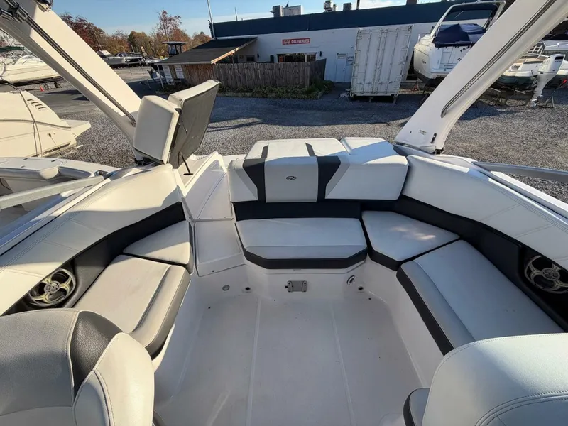 Slide: The Image of Regal 2000 ES Bowrider 2016 - 9