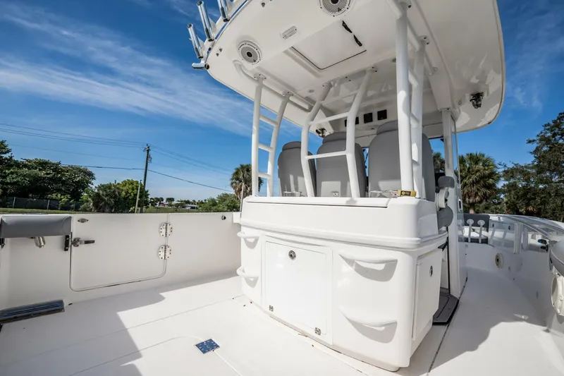 Slide: The Image of Everglades 335 Center Console 2021 - 38