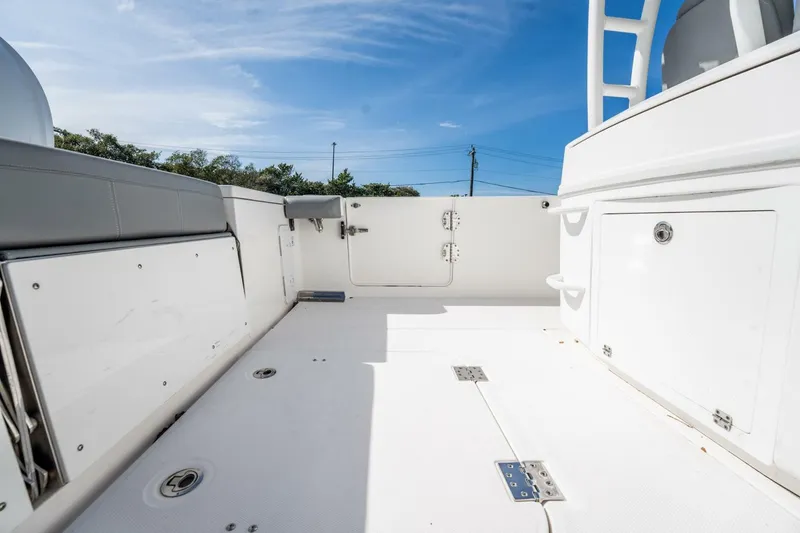Slide: The Image of Everglades 335 Center Console 2021 - 41