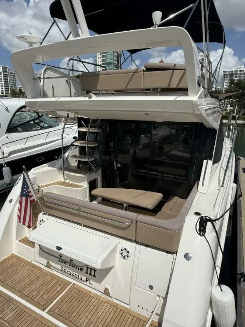 Slide: The Image of Sea Ray FLY 400 2018 - 14