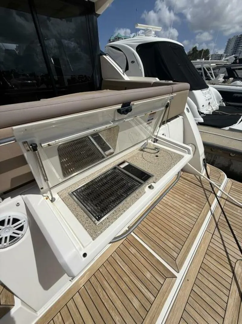 Slide: The Image of Sea Ray FLY 400 2018 - 16