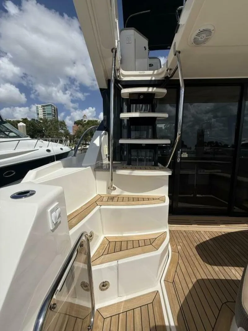 Slide: The Image of Sea Ray FLY 400 2018 - 17