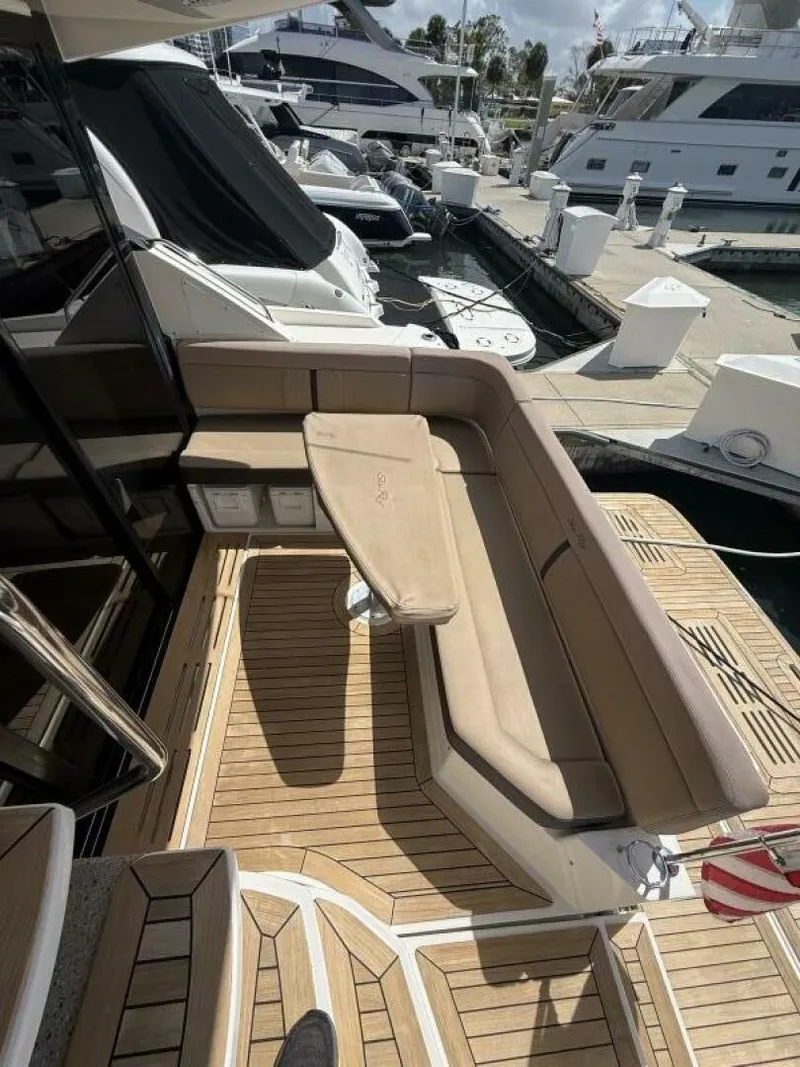 Slide: The Image of Sea Ray FLY 400 2018 - 18