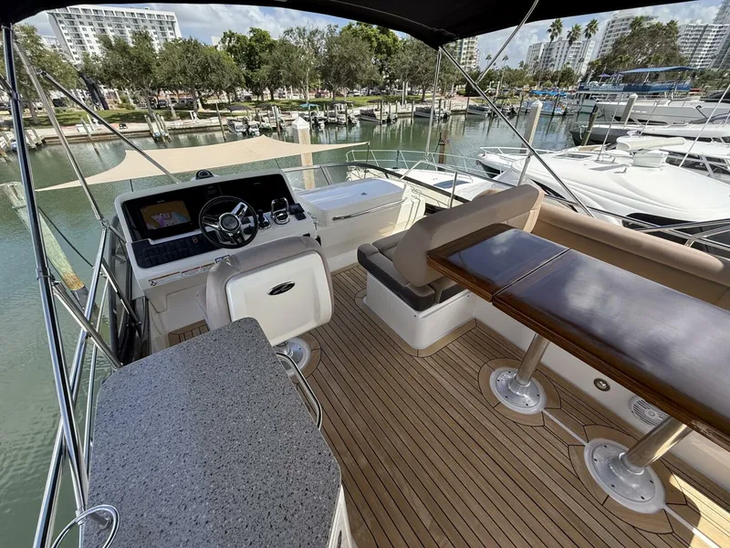 Slide: The Image of Sea Ray FLY 400 2018 - 19