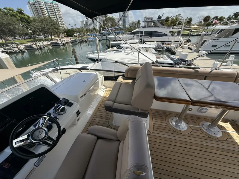Slide: The Image of Sea Ray FLY 400 2018 - 21