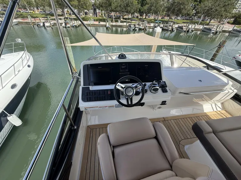 Slide: The Image of Sea Ray FLY 400 2018 - 22