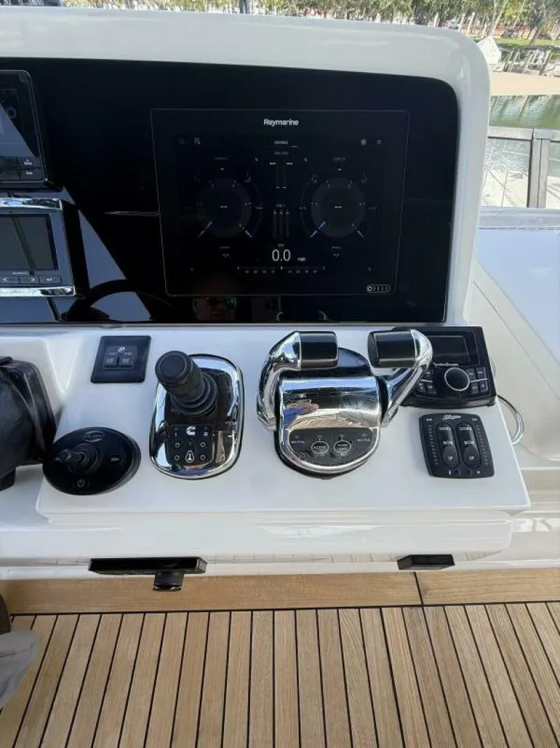 Slide: The Image of Sea Ray FLY 400 2018 - 23