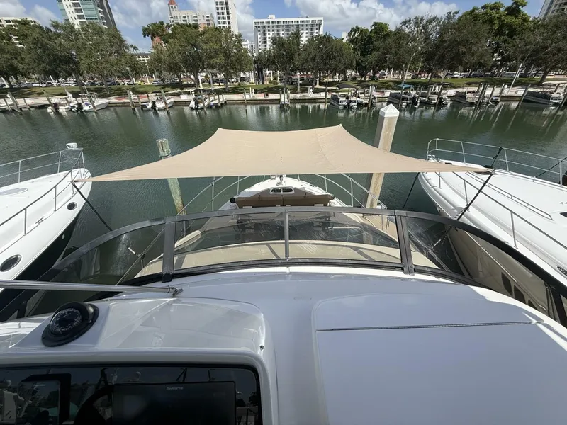 Slide: The Image of Sea Ray FLY 400 2018 - 25