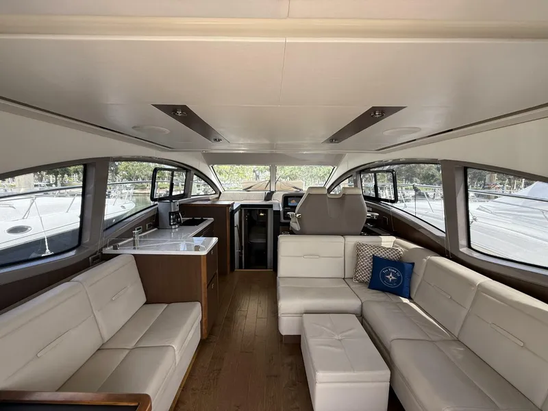 Slide: The Image of Sea Ray FLY 400 2018 - 29