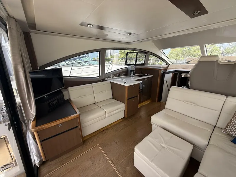 Slide: The Image of Sea Ray FLY 400 2018 - 30