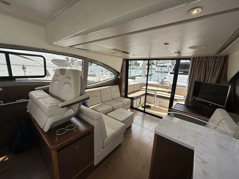 Slide: The Image of Sea Ray FLY 400 2018 - 32