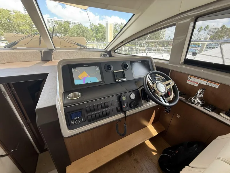 Slide: The Image of Sea Ray FLY 400 2018 - 34