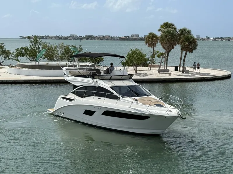 Slide: The Image of Sea Ray FLY 400 2018 - 7