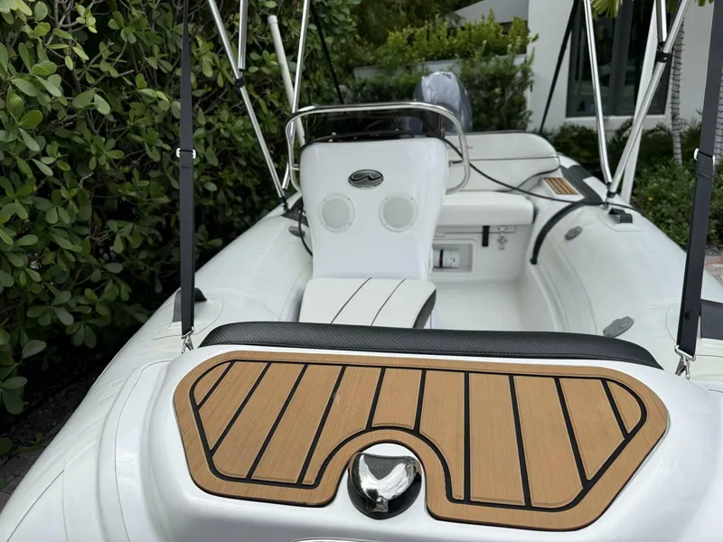 Slide: The Image of Walker Bay Generation 360 DLX 2024 - 7