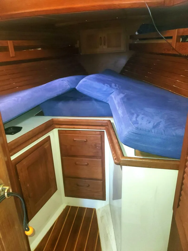 Slide: The Image of Pacific Seacraft Cutter 1989 - 28