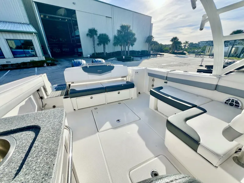 Slide: The Image of Robalo R317 2021 - 9