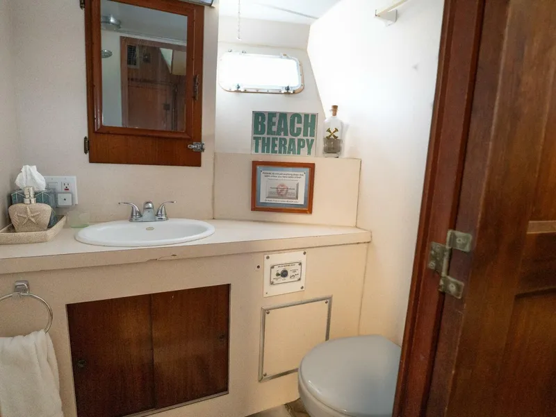 Slide: The Image of Hatteras 58 Yacht Fisherman 1975 - 16