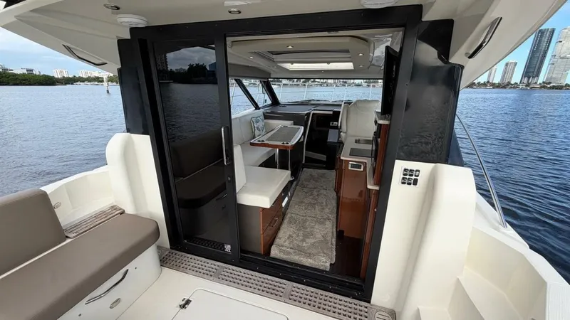 Slide: The Image of Carver Yachts C34 2019 - 20