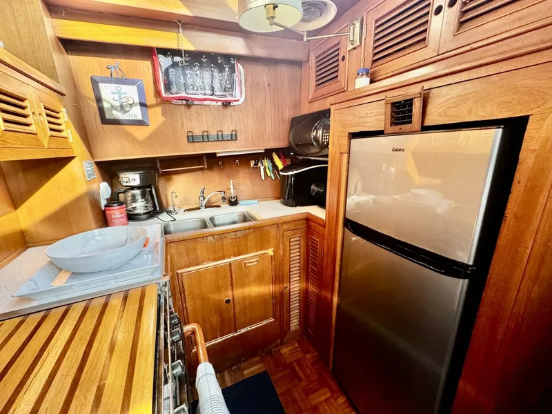 Slide: The Image of Marine Trader 47 Tradewinds 1986 - 23