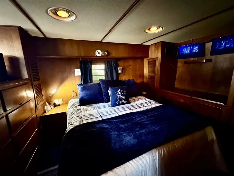 Slide: The Image of Marine Trader 47 Tradewinds 1986 - 34