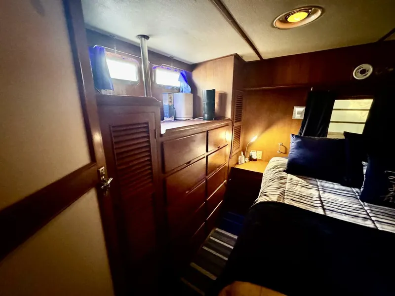 Slide: The Image of Marine Trader 47 Tradewinds 1986 - 36