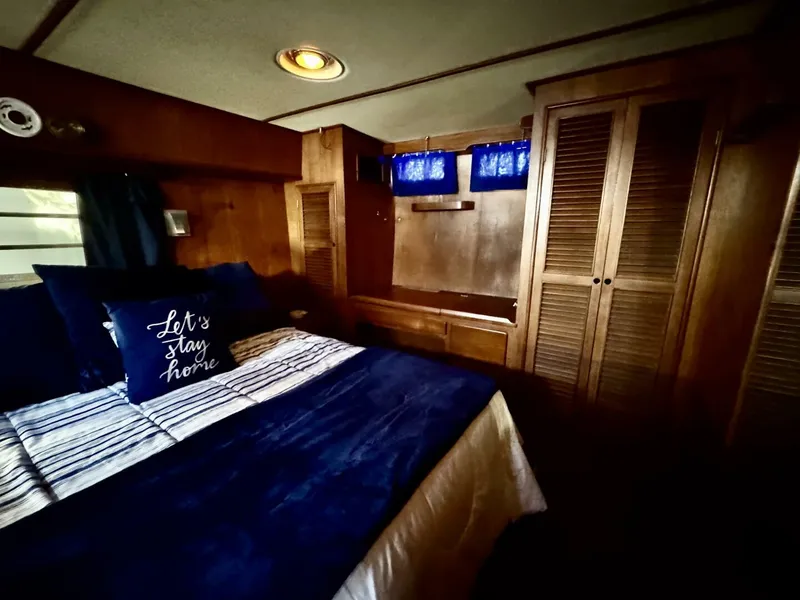 Slide: The Image of Marine Trader 47 Tradewinds 1986 - 38