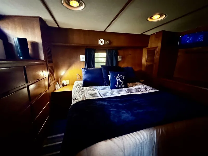 Slide: The Image of Marine Trader 47 Tradewinds 1986 - 39