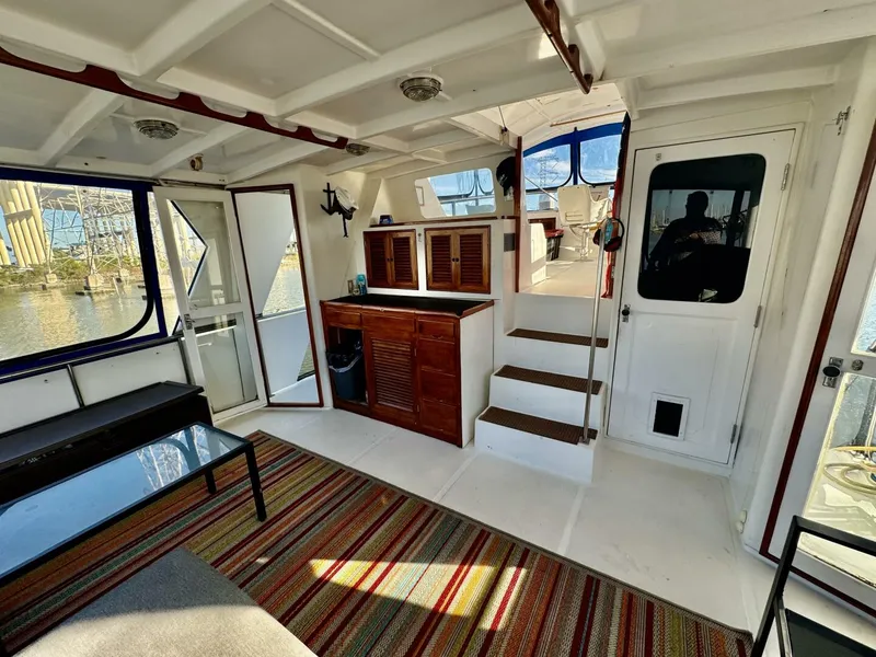 Slide: The Image of Marine Trader 47 Tradewinds 1986 - 7