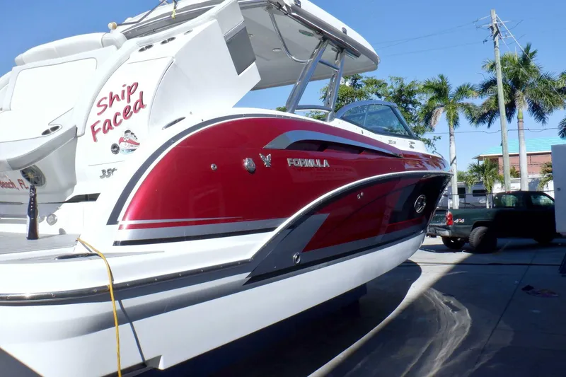 Slide: The Image of Formula 350 Crossover Bowrider 2015 - 6