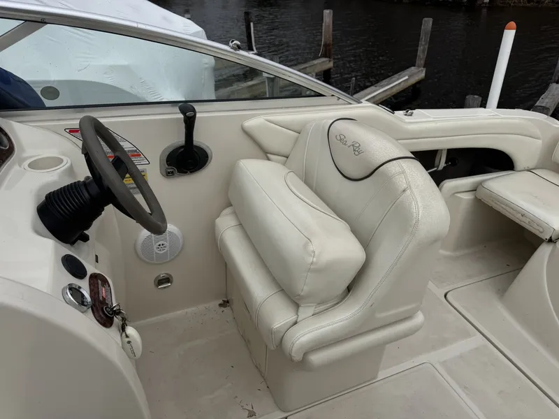 Slide: The Image of Sea Ray 215 Weekender 2004 - 7