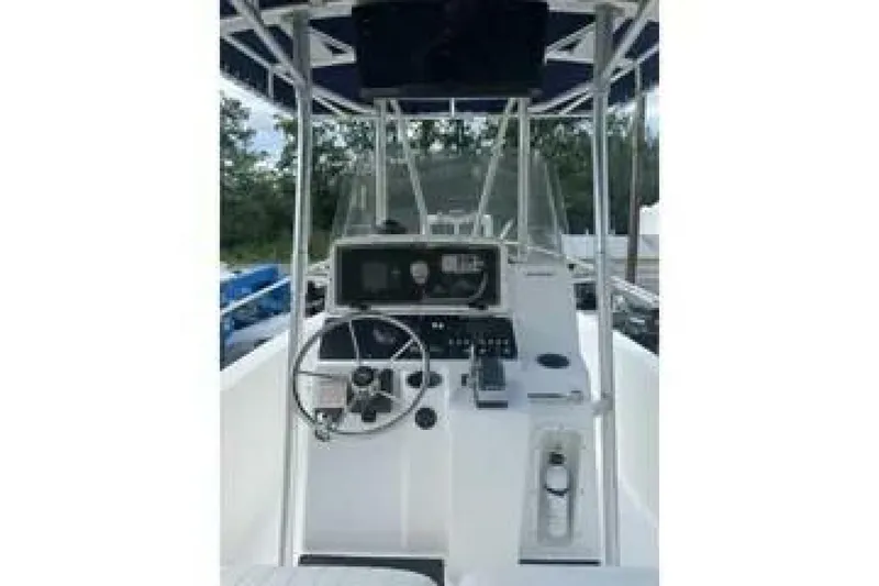 Slide: The Image of Boston Whaler 21 Outrage 2002 - 8