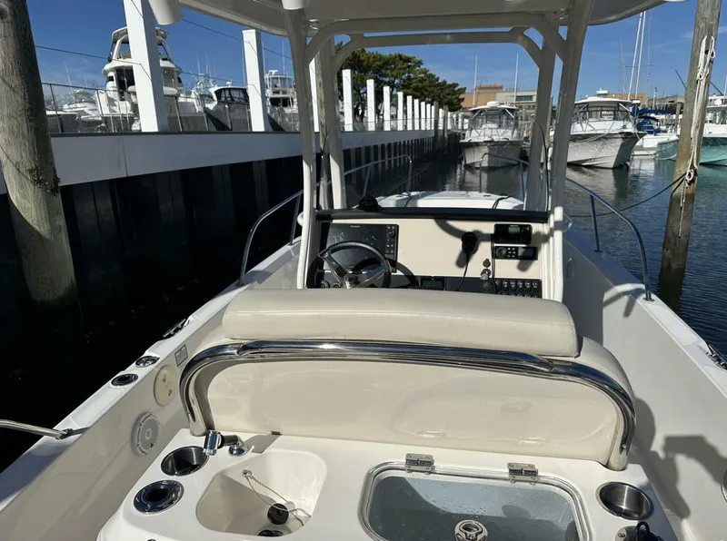 Slide: The Image of Boston Whaler 270 Dauntless 2022 - 12