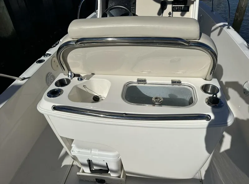 Slide: The Image of Boston Whaler 270 Dauntless 2022 - 13