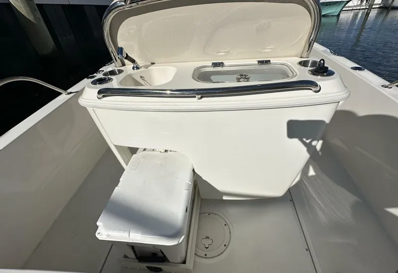 Slide: The Image of Boston Whaler 270 Dauntless 2022 - 14