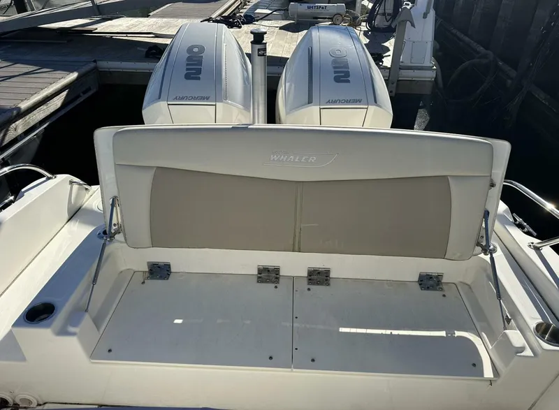 Slide: The Image of Boston Whaler 270 Dauntless 2022 - 16