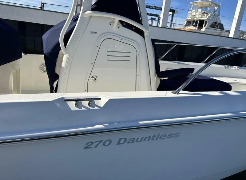 Slide: The Image of Boston Whaler 270 Dauntless 2022 - 6