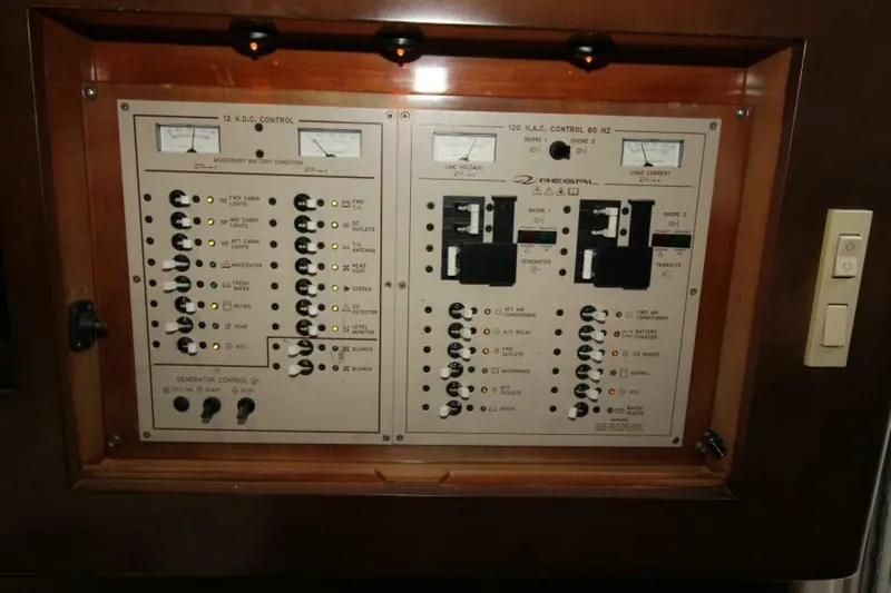 Slide: The Image of Regal 4260 Commodore 2002 - 26