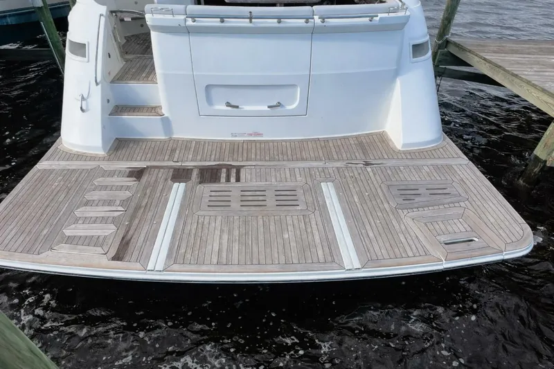 Slide: The Image of Sea Ray L550 2019 - 10