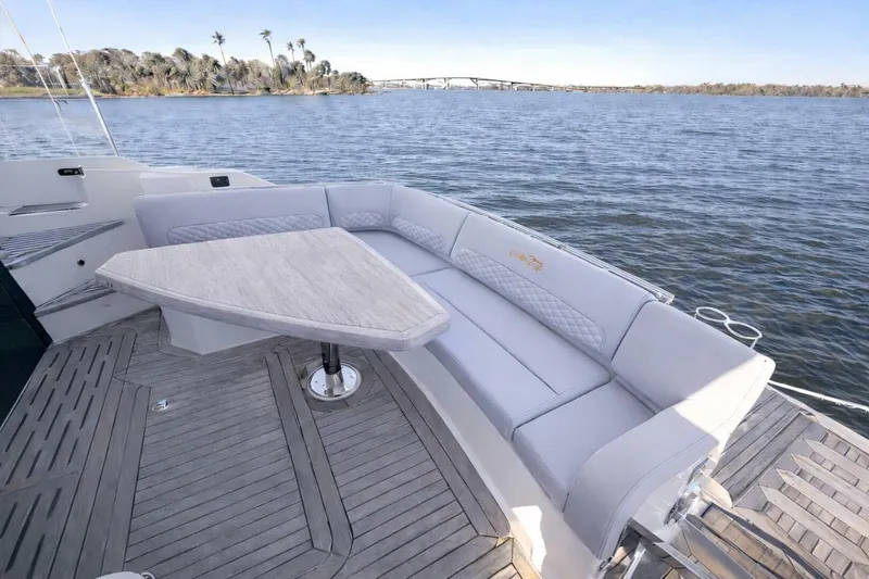 Slide: The Image of Sea Ray L550 2019 - 12