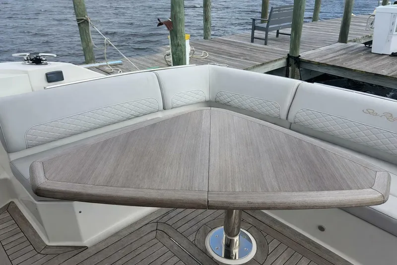 Slide: The Image of Sea Ray L550 2019 - 13