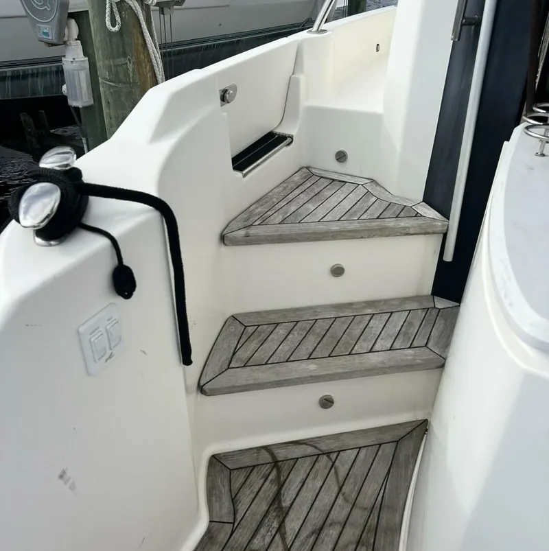 Slide: The Image of Sea Ray L550 2019 - 14