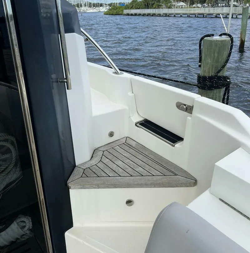 Slide: The Image of Sea Ray L550 2019 - 15