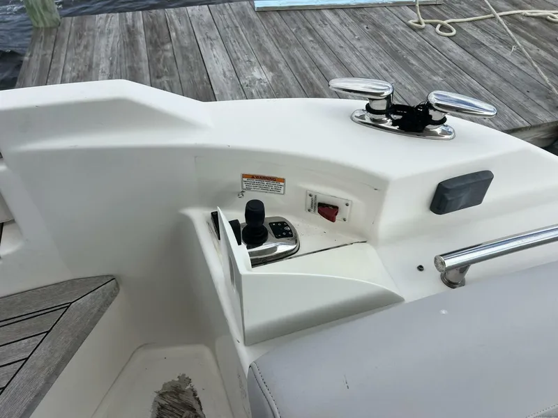 Slide: The Image of Sea Ray L550 2019 - 16