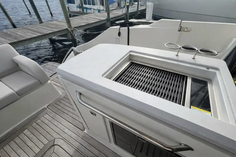 Slide: The Image of Sea Ray L550 2019 - 17