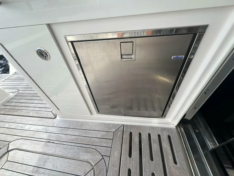 Slide: The Image of Sea Ray L550 2019 - 18
