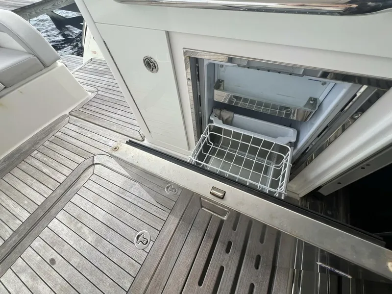 Slide: The Image of Sea Ray L550 2019 - 19