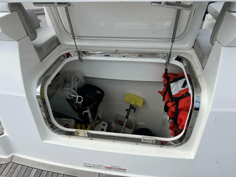 Slide: The Image of Sea Ray L550 2019 - 20