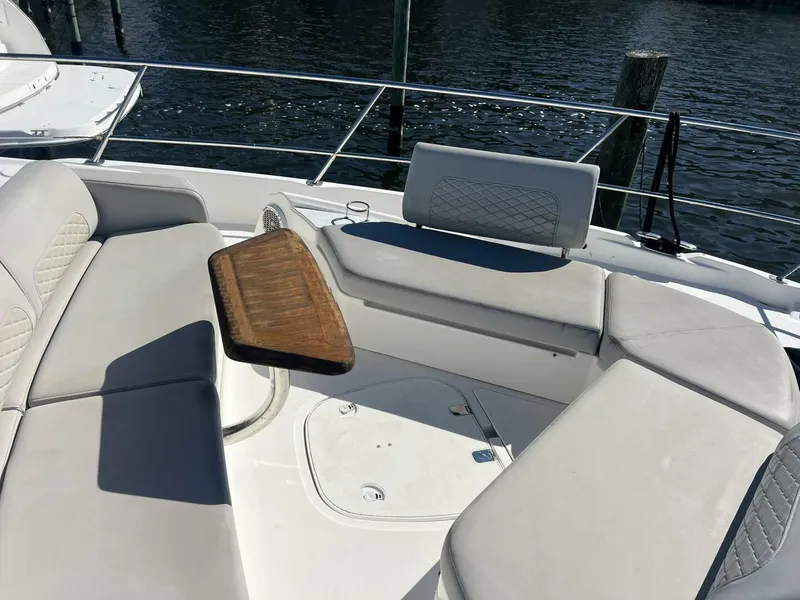 Slide: The Image of Sea Ray L550 2019 - 24
