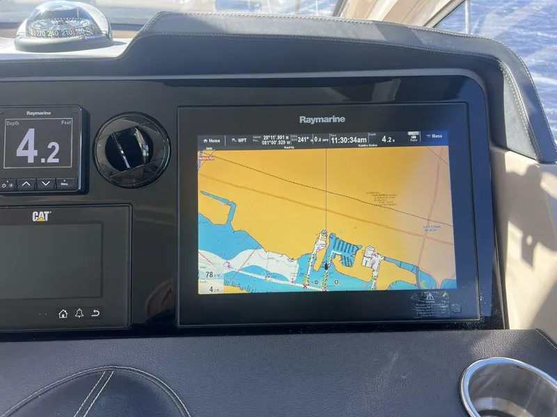 Slide: The Image of Sea Ray L550 2019 - 25